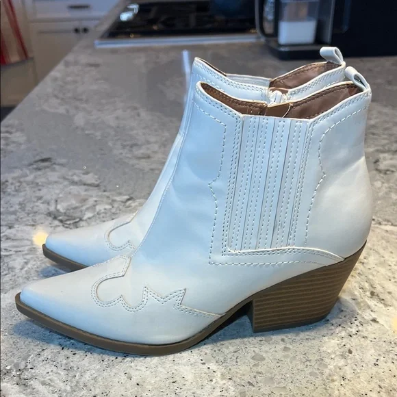 NEW Indigo White Western-Style Ankle Booties Size 7 - Picture 6 of 9